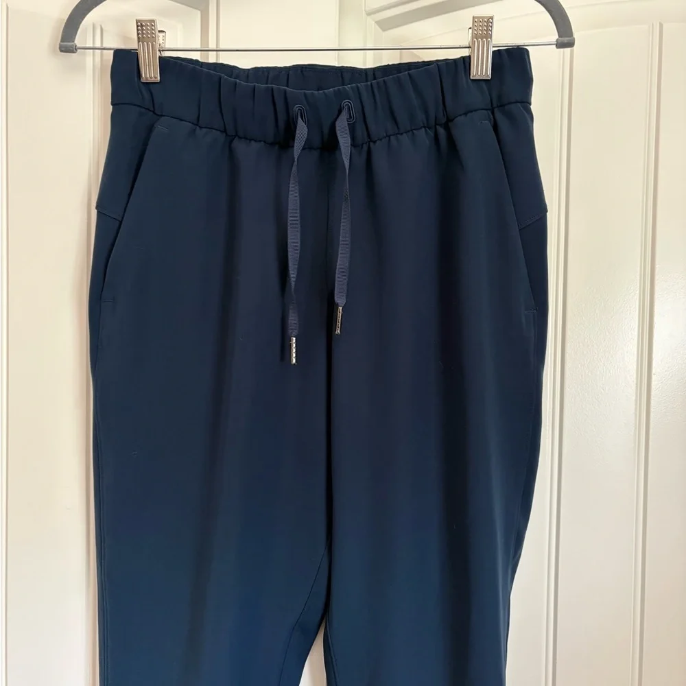 Lululemon On The Fly Jogger True Navy size 4